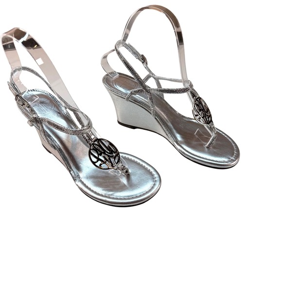 Lilly‎ Pulitzer Silver Metallic Wedge Sandals Logo Medallion Women's Size 6 - Picture 2 of 10
